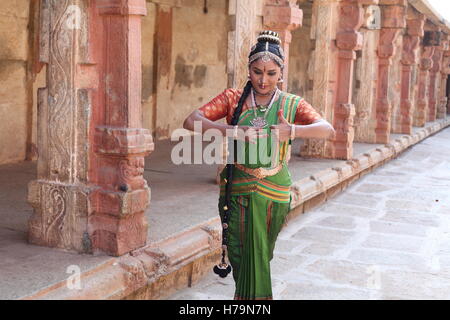 Kuchipudi è uno degli otto di danza classica con forme di india,da parte dello Stato di Andhra Pradesh.Qui il ballerino esegue a un tempio con le sculture Foto Stock