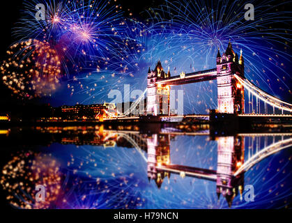 Fuochi d'artificio sul Fiume Tamigi a Londra - per celebrare il nuovo anno nella città Foto Stock