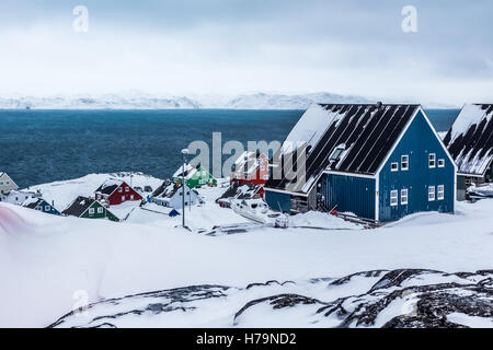 Colorate case Inuit in un sobborgo della capitale artica Nuuk Foto Stock