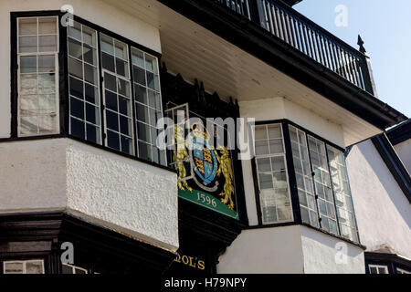 Dettaglio della parte superiore di storie e di balcone di Mol's Coffee House (1596), Cattedrale vicino, Exeter, Devon. Foto Stock