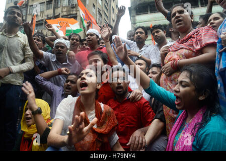 Kolkata, India. 03 Nov, 2016. Congresso della Gioventù attivista gridare slogan durante la loro protesta contro il governo dell'Unione. Il Bengala Occidentale Pradesh il congresso dei giovani si sono stretti a B.J.P. per protestare contro Rahul Gandhi arresto ieri da Central Govt. la polizia e il suicidio di esercito jawan o soldato su un rango una pensione problema. Credito: Saikat Paolo/Pacific Press/Alamy Live News Foto Stock