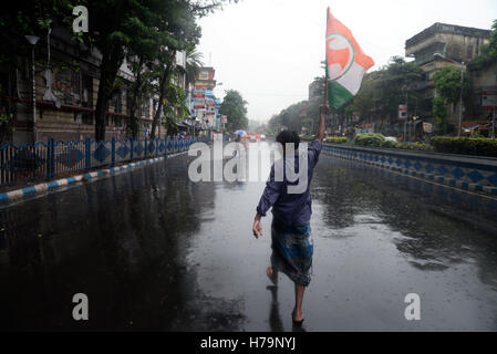 Kolkata, India. 03 Nov, 2016. Il Bengala Occidentale Pradesh il congresso dei giovani si sono stretti a B.J.P. per protestare contro Rahul Gandhi arresto ieri da Central Govt. la polizia e il suicidio di esercito jawan o soldato su un rango una pensione problema. Credito: Saikat Paolo/Pacific Press/Alamy Live News Foto Stock