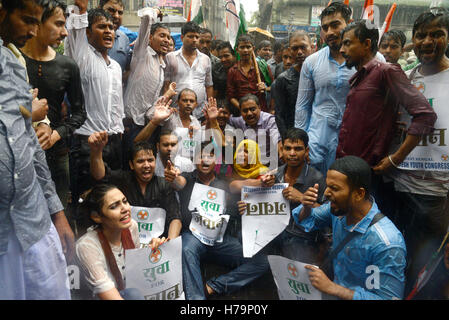 Kolkata, India. 03 Nov, 2016. Il Bengala Occidentale Pradesh il congresso dei giovani si sono stretti a B.J.P. per protestare contro Rahul Gandhi arresto ieri da Central Govt. la polizia e il suicidio di esercito jawan o soldato su un rango una pensione problema. Credito: Saikat Paolo/Pacific Press/Alamy Live News Foto Stock