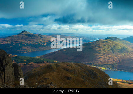 Ben Lomond, Ben Reoch e Loch Lomond da Beinn Narnain, Arrochar Alpi, Loch Lomond e il Trossachs National Park, Argyll Foto Stock