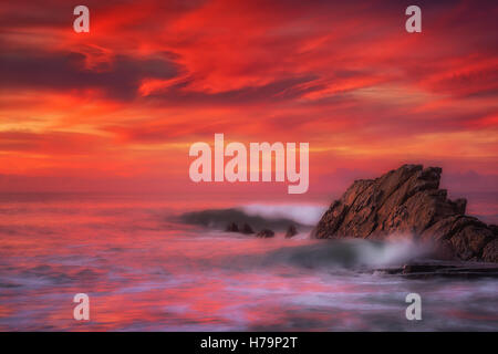 Onde in spiaggia Azkorri con lunga esposizione Foto Stock