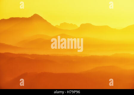 Anboto e sagome di montagna al tramonto Foto Stock