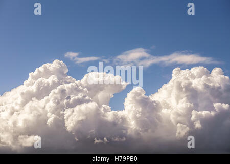 Bella cloudscape con cumulonimbus nuvole e cielo blu Foto Stock