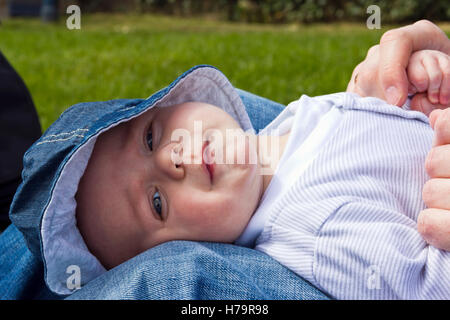 Baby boy dribbling e indossando un cappello per il sole Foto Stock