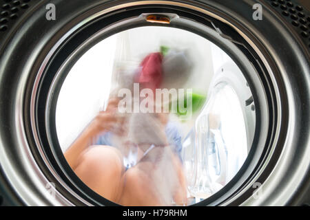 Il caricamento della macchina di lavaggio, vista dall'interno del tamburo Foto Stock