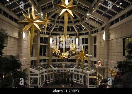 Le decorazioni di Natale nel Prudential Center di Boston's Back Bay Foto Stock