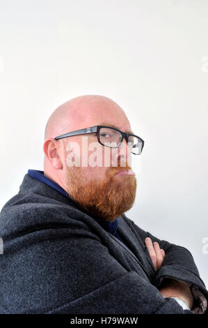 Burbero vecchio uomo di mezza età miseria Foto Stock