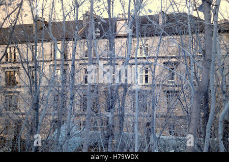 Glasgow tenements Kelvingrove Park a infrarossi fotocamera nella zona del Parco Foto Stock