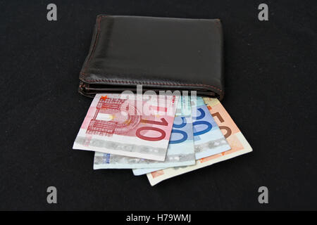 Pelle marrone portafoglio con banconote in euro. Foto Stock