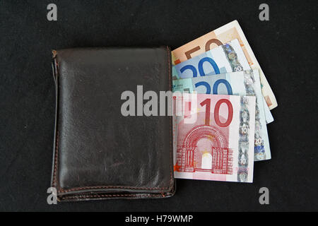 Pelle marrone portafoglio con banconote in euro. Foto Stock