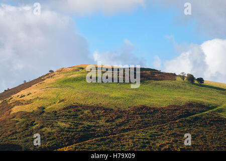 Sole su Caer Caradoc Iron Age Fort collina vicino a Prato della cappella, Clun, Shropshire, Inghilterra, Regno Unito. Foto Stock