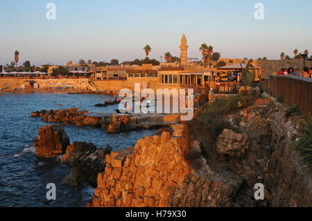 Cesarea porto antico al tramonto, Israele Foto Stock