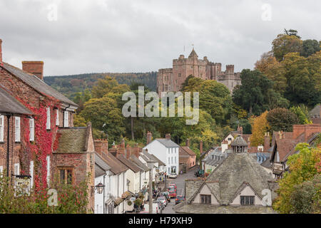 La High Street di Dunster borgo dominato dal Castello di Dunster vicino a Minehead, Somerset, Inghilterra, Regno Unito Foto Stock