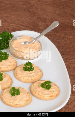 Crackers pâté di salmone e prezzemolo su piastra Foto Stock