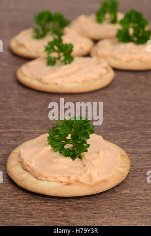 Pâté di salmone crackers con prezzemolo Foto Stock