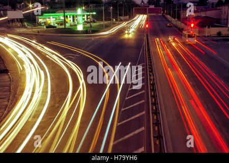 Strade di città e la vettura in movimento con la sfocatura della luce attraverso. La spia rossa è mostrato. La città di notte vista Odessa. Foto Stock