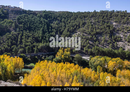 Vista panoramica della valle del fiume Jucar durante l'autunno, prendere in Alcala Del Jucar, provincia di Albacete, Spagna Foto Stock