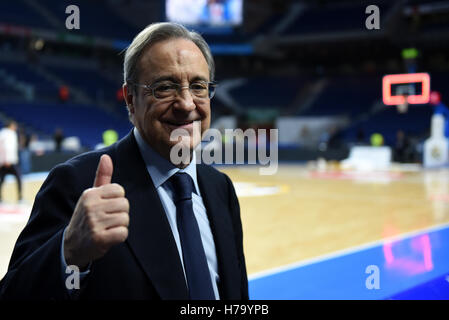 Madrid, Spagna. 03 Nov, 2016. Il Real Madrid è Presidente Florentino Perez nella foto dopo di Eurolega di basket match tra il Real Madrid e il Galatasaray. Real Madrid (Spagna) battere il Galatasaray (Turchia) 90-81 nel loro Euro League match giocato in Barclays center in Madrid. © Jorge Sanz/Pacific Press/Alamy Live News Foto Stock