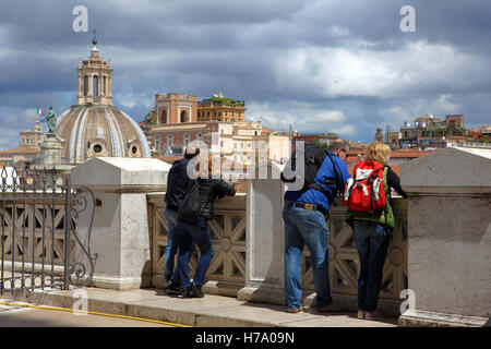 I turisti a Roma prendere la vista dalla terrazza dei carri (Terrazza delle Quadrighe) parte di Vittorio Emanuele monumento Foto Stock