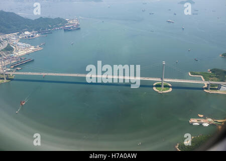 Una vista dall'aria del Tsing Ma Bridge a Hong Kong. Foto Stock