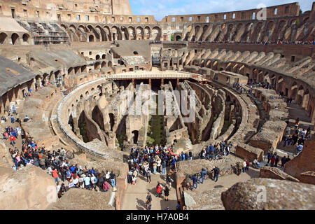 I turisti all'interno del Colosseo a Roma Foto Stock