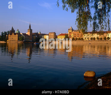 Stare Mesto riflettendo nel fiume Moldava, Praga, Repubblica Ceca Foto Stock