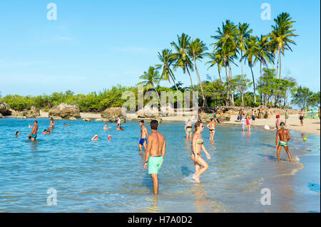 MORRO DE SAO PAULO, Brasile - 10 febbraio 2016: i visitatori godere di acque poco profonde del popolare Segunda Praia (Seconda Spiaggia). Foto Stock