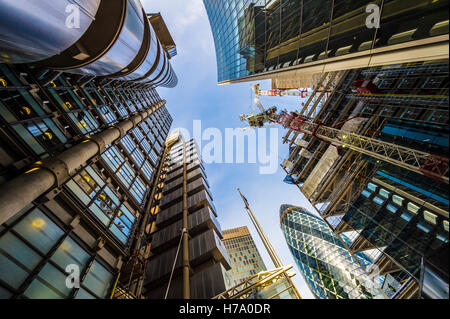 Londra - 3 Novembre 2016: Il Lloyds Building e il Gherkin grattacieli sono unite da costruzione nel quartiere di assicurazione. Foto Stock