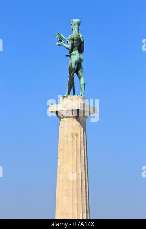 Il Pobednik (Victor) monumento eretto nel 1928 da Ivan Mestrovic presso la fortezza di Kalemegdan a Belgrado in Serbia Foto Stock