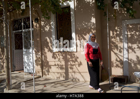 Hasankeyf, la guerra per la presenza di acqua nel Kurdistan - 12/11/2014 - Turchia / Kurdistan turco / Hasankeyf - a Ilusu, una donna di fronte alla nuova casa 'offerte' per la sua in cambio di movimento dal dum area - Olivier Goujon / Le Pictorium Foto Stock