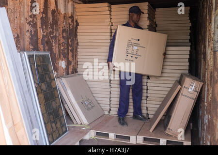 Elettrificazione rurale e di energia solare in Africa sub-sahariana. - 04/03/2016 - - Koutiala (Mali), 2 marzo 2016: Mamadou Keita, un magazziniere, venuto per ottenere pannelli solari in un contenitore per una futura installazione. - Nicolas Remene / Le Pictorium Foto Stock