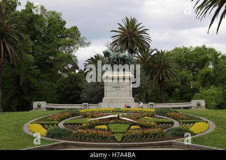 L'orologio floreale e la statua equestre di Queen Victoria's figlio Edoardo VII in la regina Victoria Gardens, Melbourne. Foto Stock