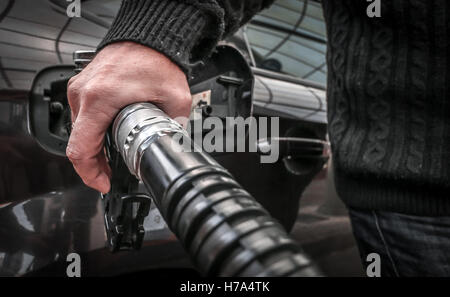 L'uomo il pompaggio del gas di close-up di mano Foto Stock