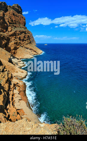 Estate Mare Mediterraneo costa rocciosa paesaggio nei pressi della città di Benidorm (Costa Blanca, Alicante, Spagna). Foto Stock