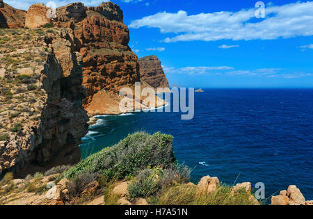 Estate Mare Mediterraneo costa rocciosa paesaggio nei pressi della città di Benidorm (Costa Blanca, Alicante, Spagna). Foto Stock