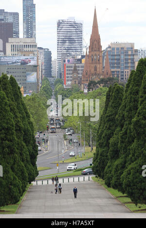 Vista guardando verso il basso St Kilda Road dal Santuario di ricordo, Melbourne. Foto Stock