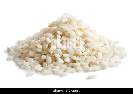 Pila di Arborio grana corta riso bianco isolato su bianco. Foto Stock