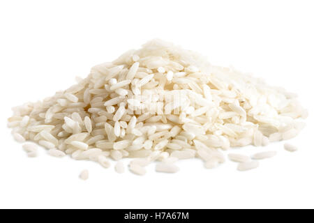 Pila di riso bianco a chicco lungo isolato su bianco. Foto Stock