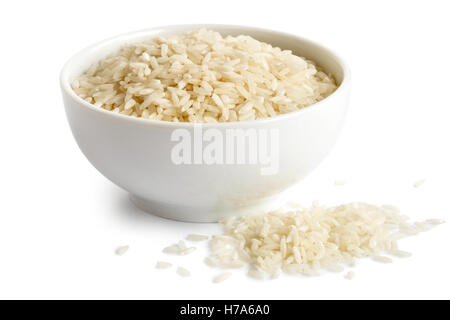 Ciotola di riso bianco a chicco lungo isolato su bianco. Eventuali fuoriuscite di riso. Foto Stock