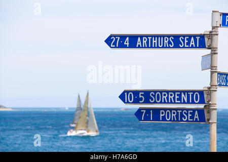 Segnaletica direzionale a San Leonardo's Beach, Victoria, Australia sulla Port Phillip Bay. Arthur' Seat, Sorrento, Portsea. Foto Stock