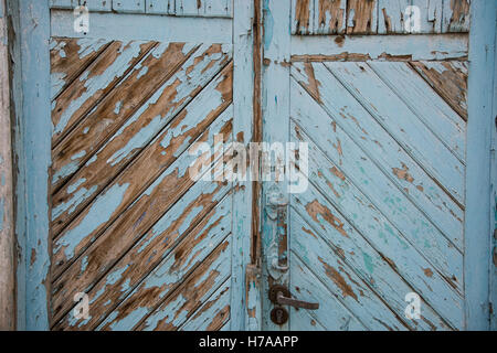 Bellissimo sfondo e texture green-blue door al marciapiede, old town. Foto Stock