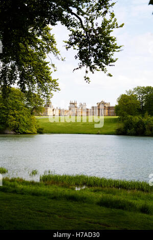 La facciata barocca del Palazzo di Blenheim viste sul fiume glyme, Oxfordshire, England, Regno Unito Foto Stock