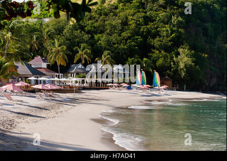 Spiaggia appartata resort sull'isola caraibica di Saint Lucia Foto Stock