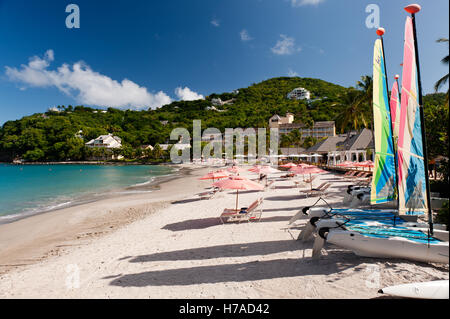 Spiaggia appartata resort sull'isola caraibica di Saint Lucia Foto Stock