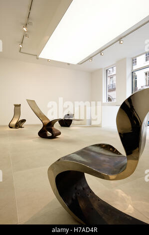 Posti a sedere in metallo nel laboratorio di ebanisteria Gallery spazio espositivo a Londra Foto Stock