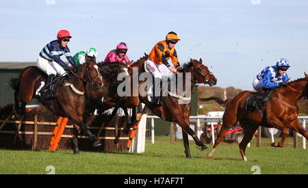 Plumpton, UK. Il 31 ottobre 2016. Orso Jack (cappuccio arancione) cavalcato da Gavin Sheehan visto durante gli allevatori" Cup esclusivamente su a gare Maiden Hurdle © Immagini teleobiettivo / Alamy Live News Foto Stock